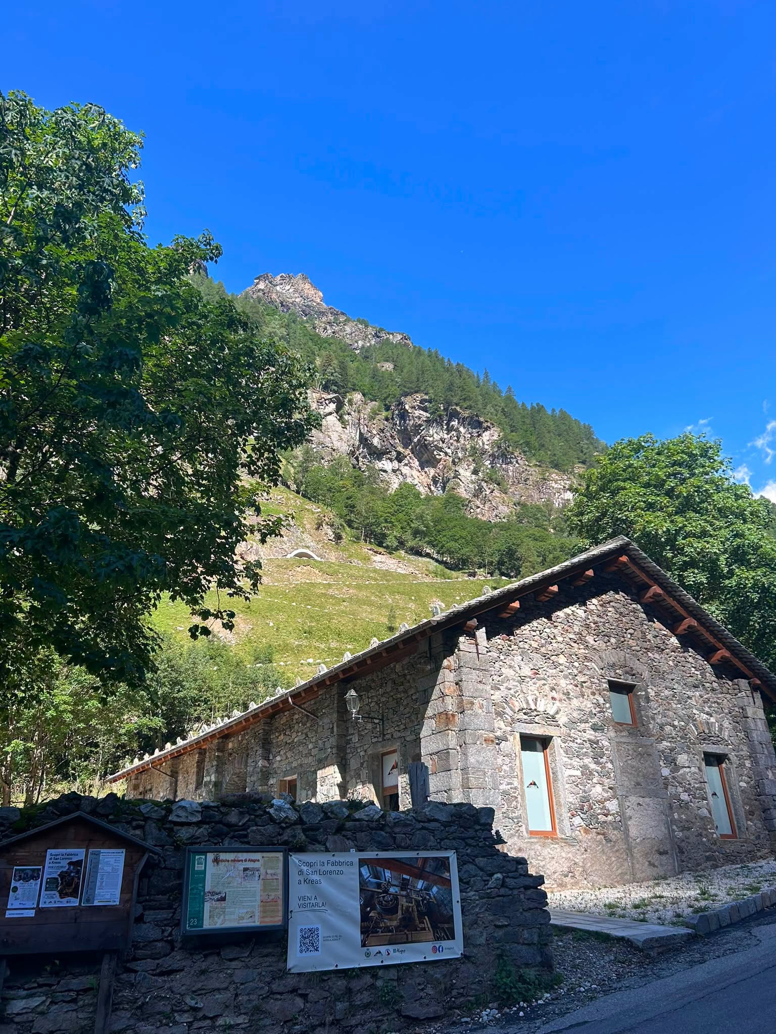 Fabbrica di San Lorenzo a Kreas, edificio in pietra ai piedi della montagna