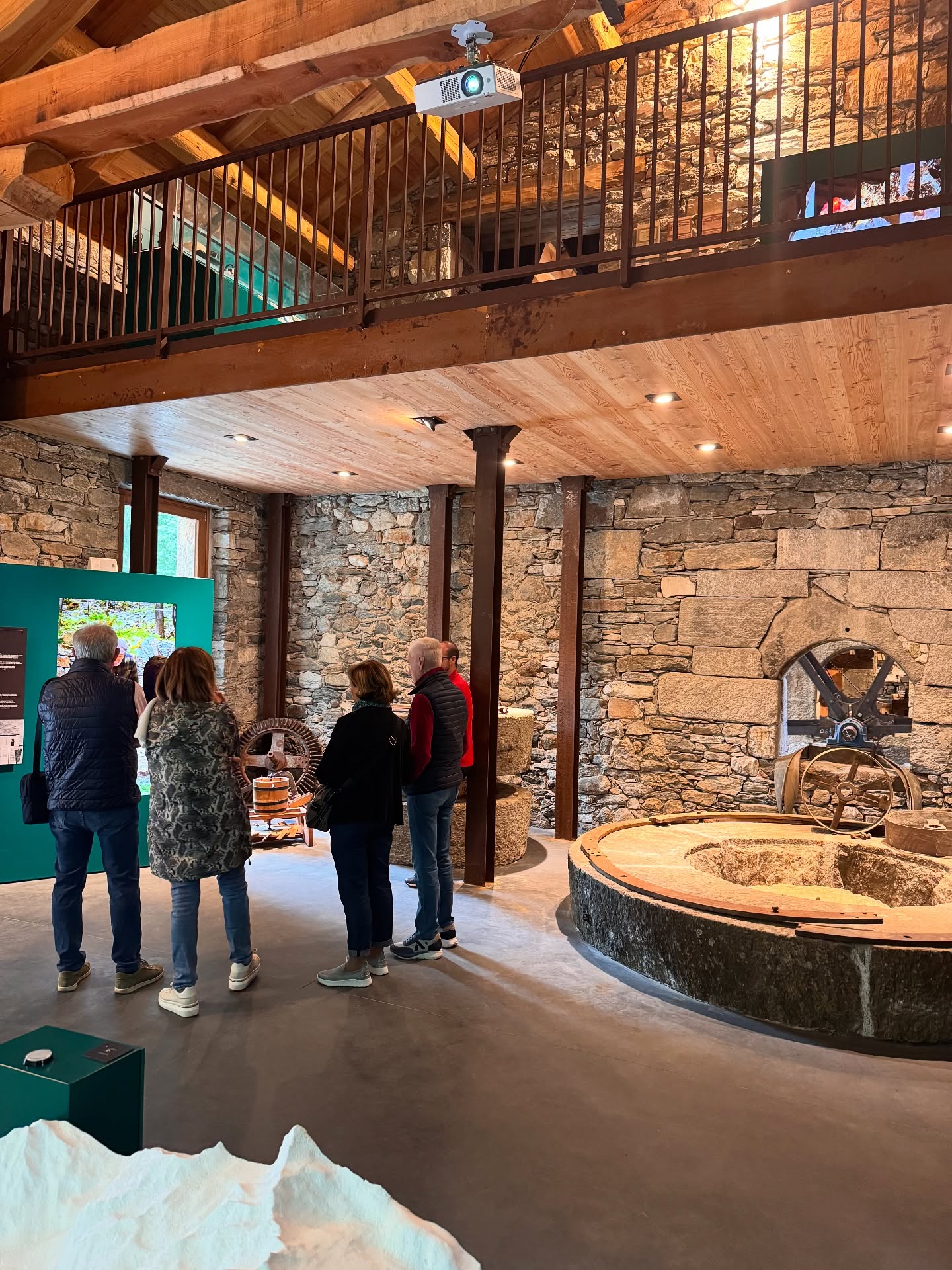Visitatori nella sala espositiva della Fabbrica di San Lorenzo