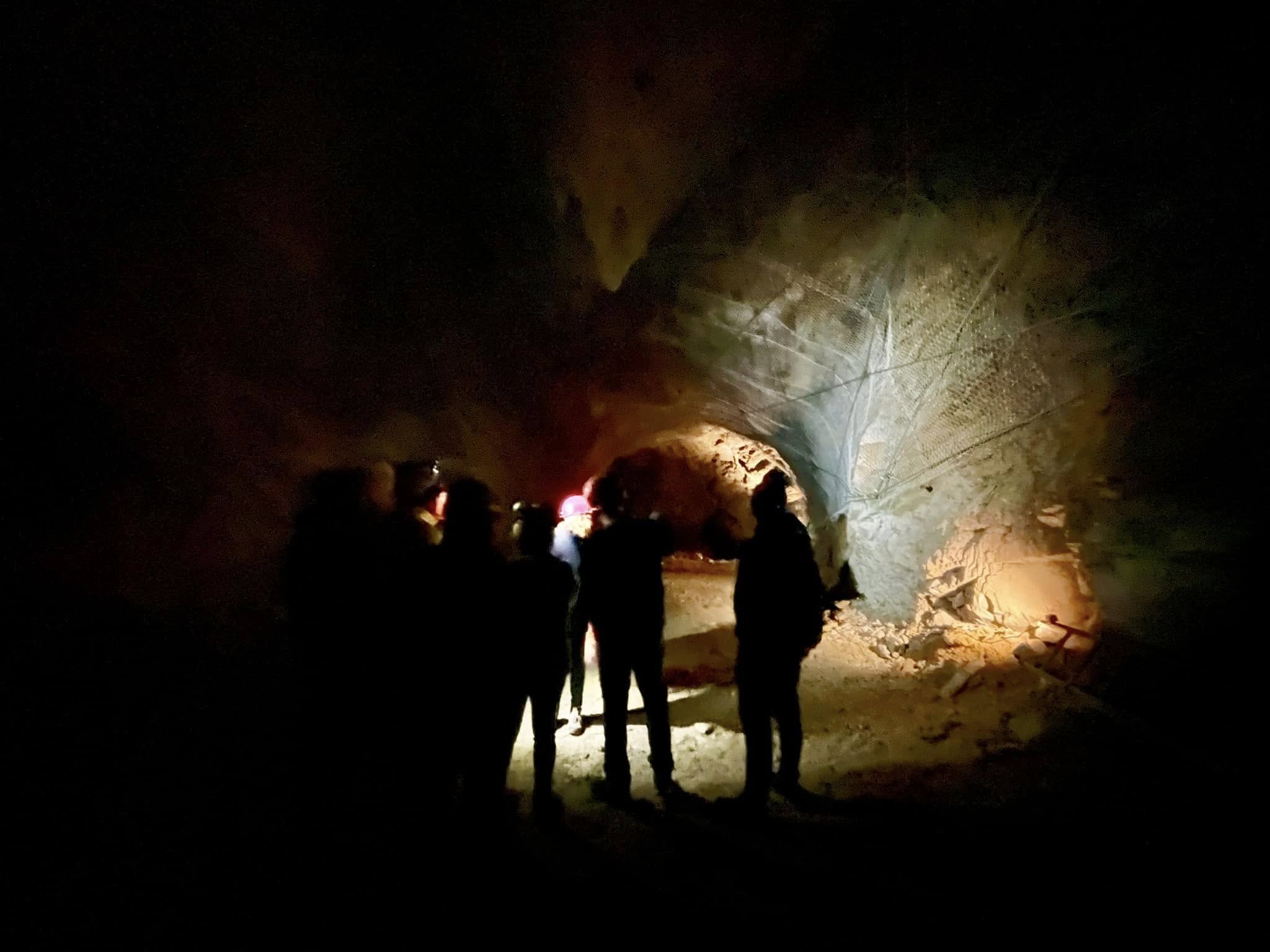 Visitatori con casco nelle gallerie del Parco Minerario di Kreas